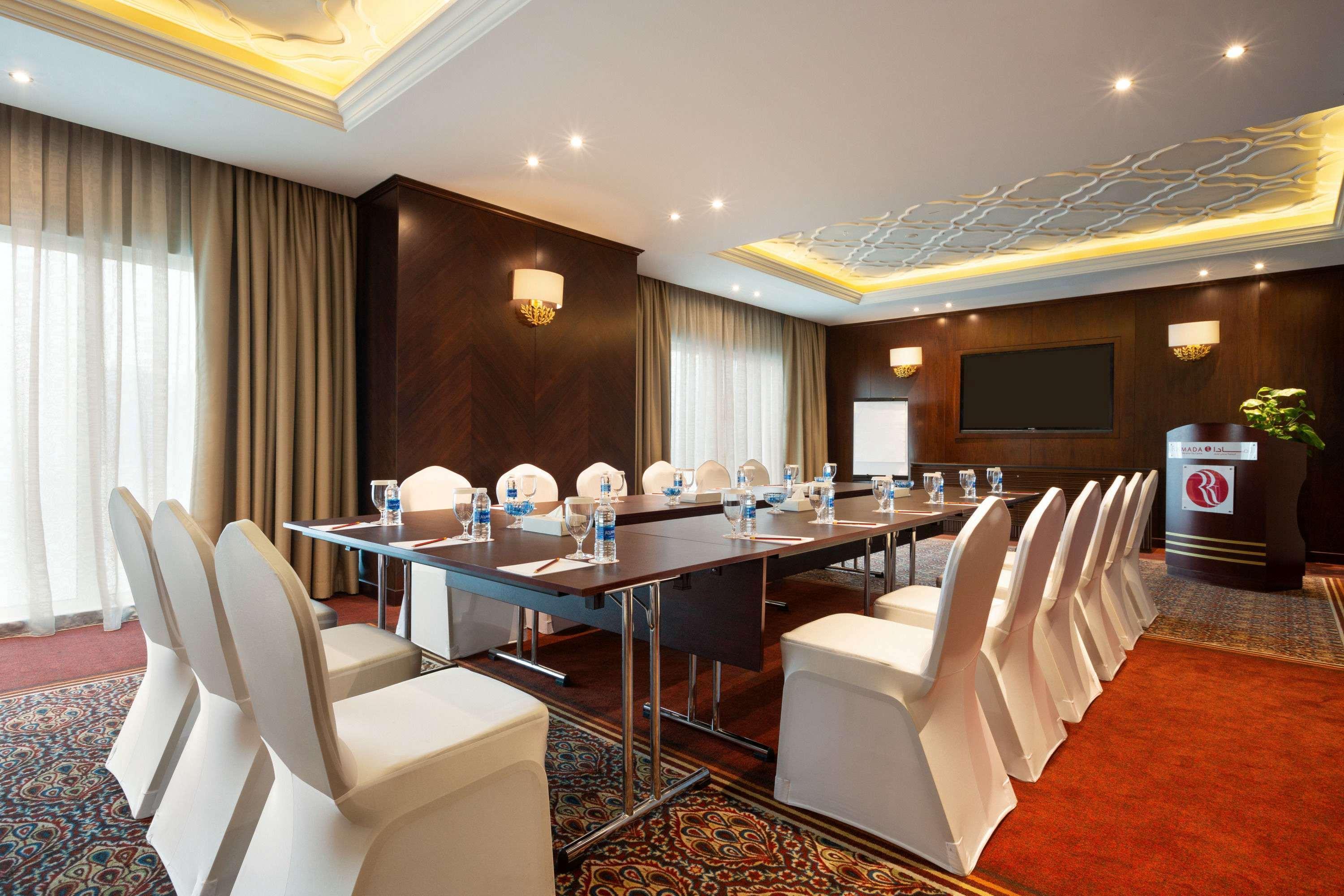 Ramada By Wyndham Manama City Centre Esterno foto